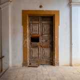 Saliamo le rampe di scale fino a una malandata porta in legno che d� accesso al piano nobile